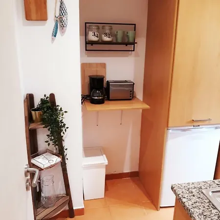 Cozy One Bedroom + Patio Garden * Лиссабон