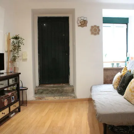 Cozy One Bedroom + Patio Garden Лиссабон