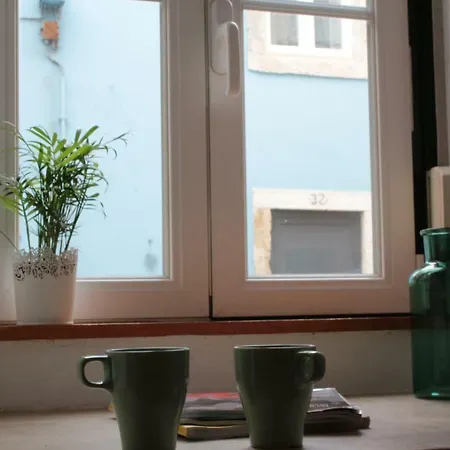 Cozy One Bedroom + Patio Garden * Лиссабон